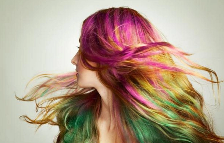 烫染头发的时候,里面会含有化学物质,这些物质会打开头发的毛鳞片