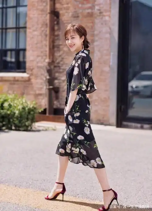 清纯甜美的李依晓,端庄秀丽,有邻家小妹范儿,你喜欢她吗?