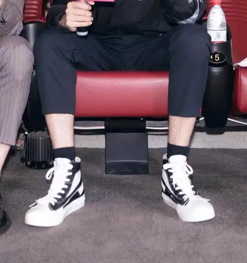 任嘉伦一身黑色穿搭帆布鞋黑袜