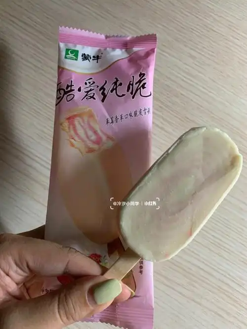 好像大家小时候都吃过这个,草莓味浓郁,白巧脆皮比较薄,也不甜腻.