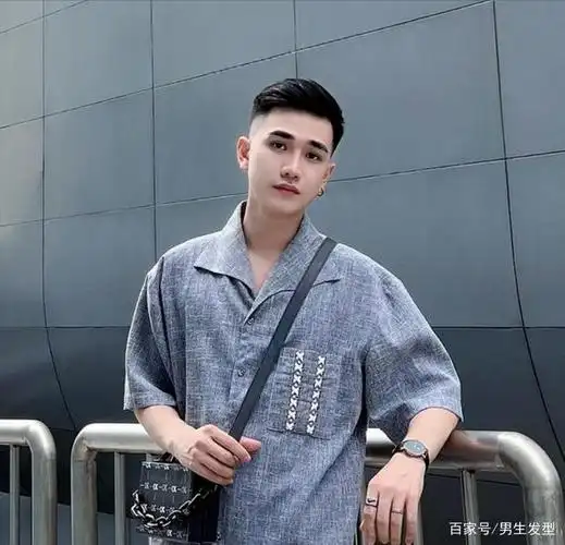 锅盖头发型是年轻的男生很喜欢的一款造型,特别是对于学生党而言,这款