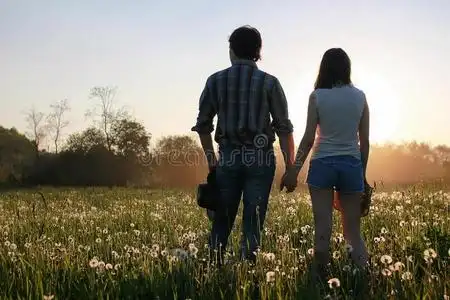 几个年轻人在日落的春天傍晚散步照片