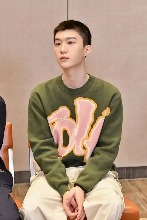 范丞丞青春环游记花絮曝光戴眼镜变校园王子帅气斯文