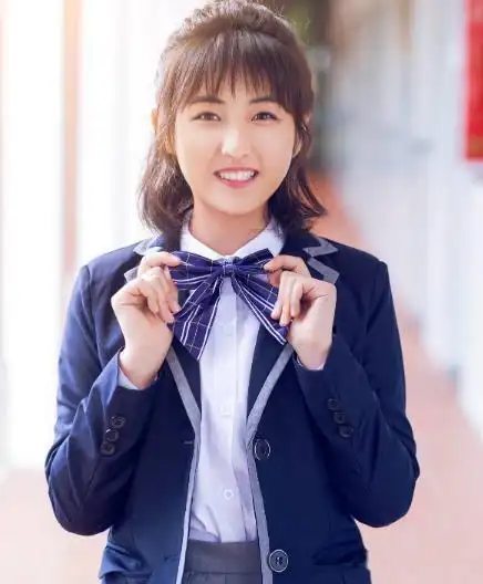 我们能看到虽然张子枫的身上穿着的只是简简单单的校服,甚至是连领带