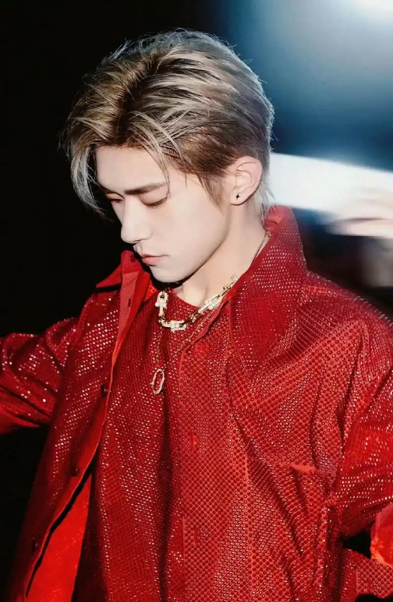 易烊千玺大花轿壁纸 8.24易烊千玺大花轿拼图壁纸,真的帅爆了!