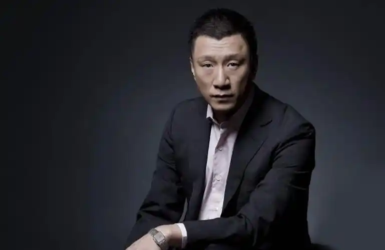 孙红雷在愚人节更新社交动态,配文最后加上滑稽的狗头表情包