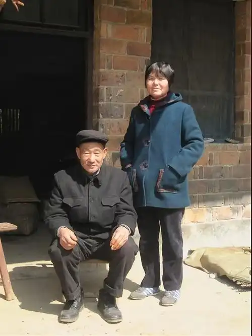 2010年11月老爸老妈在老房子旁合影.