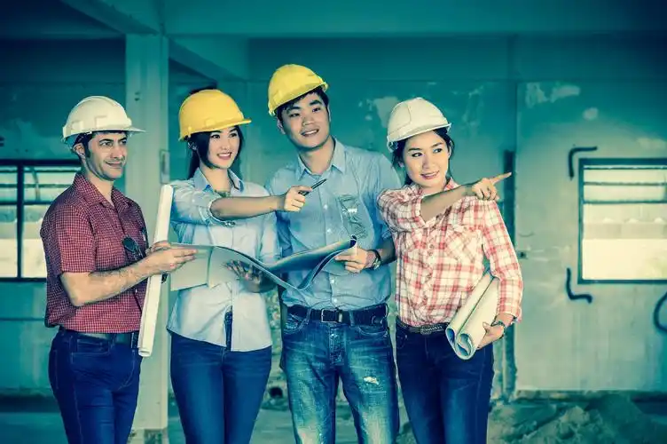 反光背心站在施工现场的生成器在diy项目上工作用各种工具测量木板的