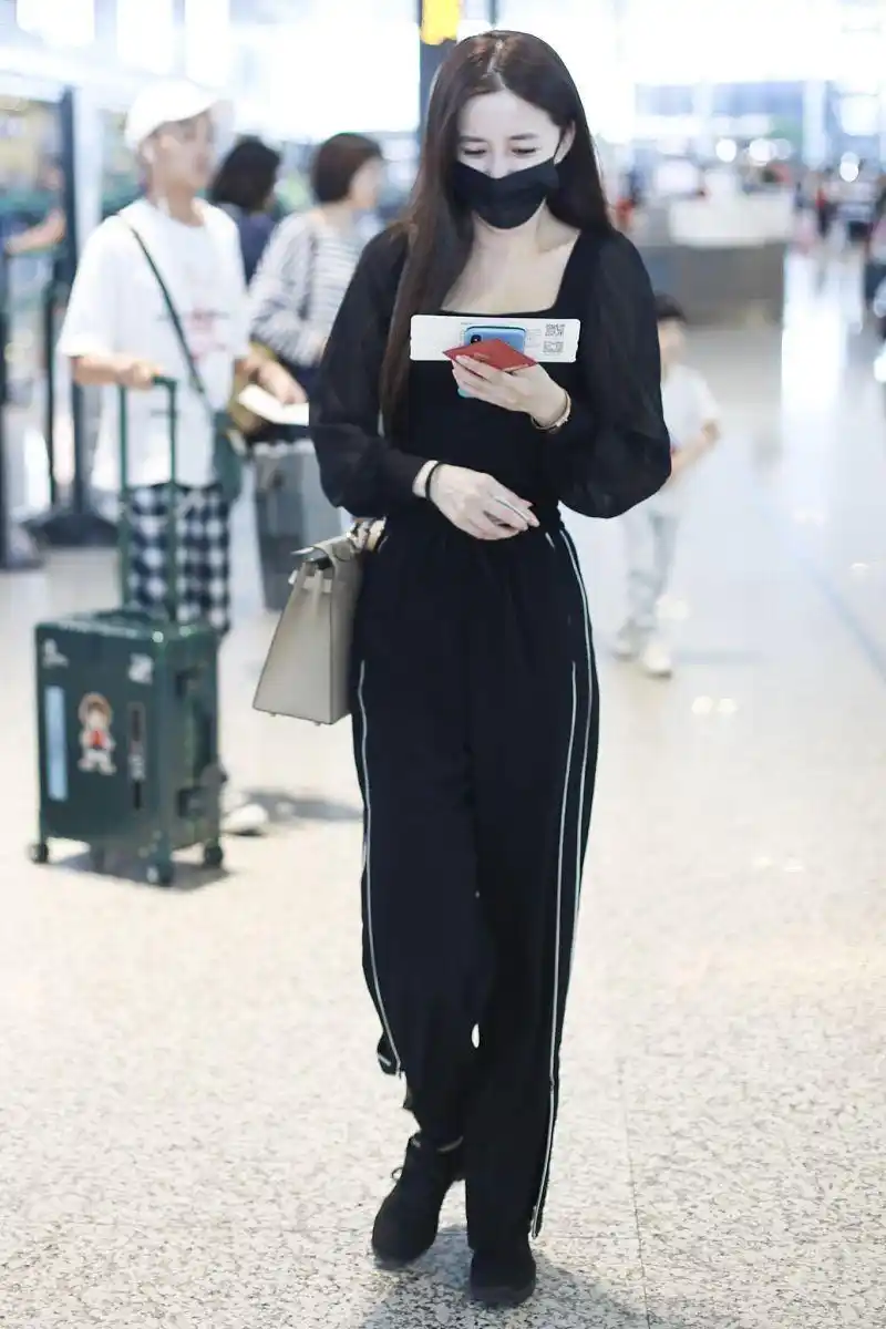 陈欣予这身材越来越好了!穿泡泡袖上衣秀好身材,黑长直太女神了