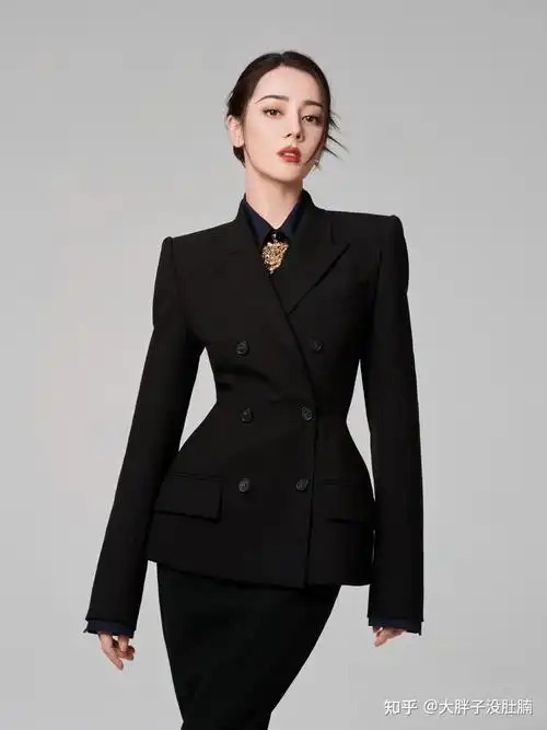 《微博之夜》粉丝抢票,女星抢衫,杨紫斗热巴争当queen