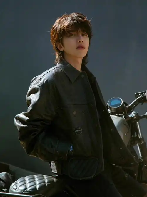 蔡徐坤机车大片