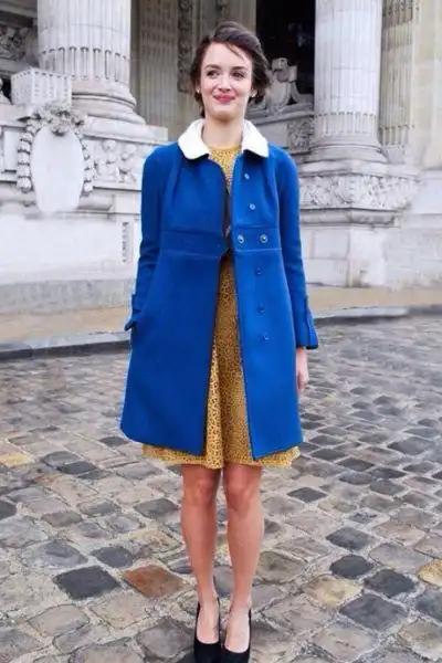 示范搭配:蓝色羊毛大衣 动物纹连衣裙 黑色高跟鞋
