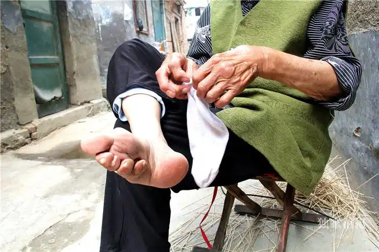 31 以前的女孩出门时,除了裹脚,还要把小腿绑起来,颇像如今的哈伦小脚