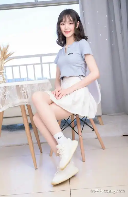 请问大家怎么看待女生穿丝袜搭配运动鞋和球鞋? - 知乎