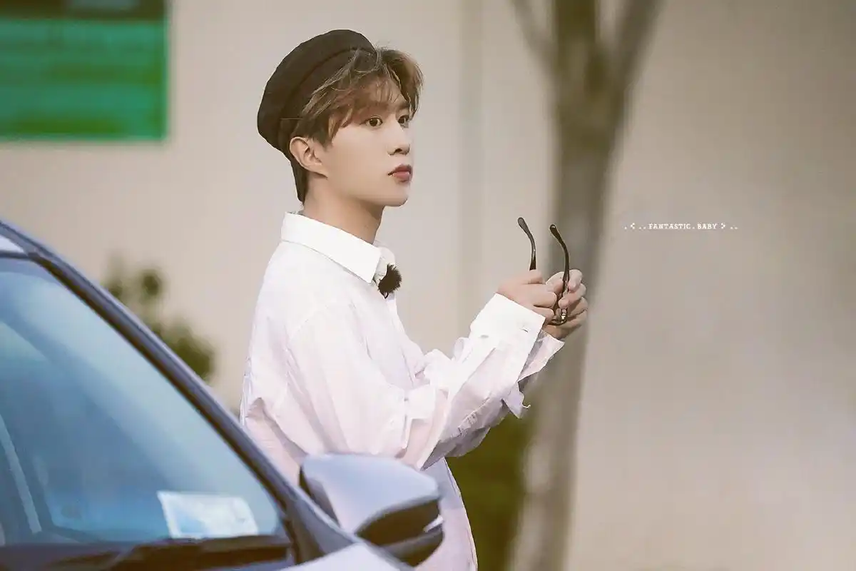 青春的花路:范丞丞骑着电动车,心情很美丽