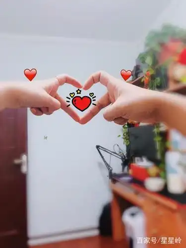 发射爱心两个人捧起我们的爱