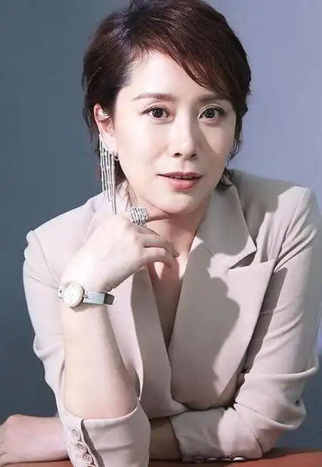 海清回老家祭祖素颜现身和亲友团聚生图曝光本人十分显老