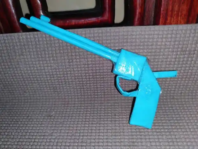 纸制小手枪~为了耐玩点,贴了一层透明胶#手工 #亲子