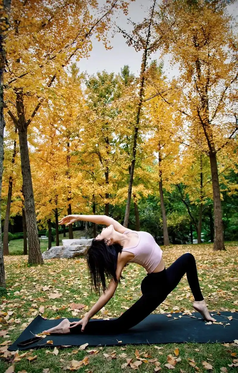 瑜伽户外00.身要像水一样,体会柔与软;心要像山一样,体 会 - 抖音
