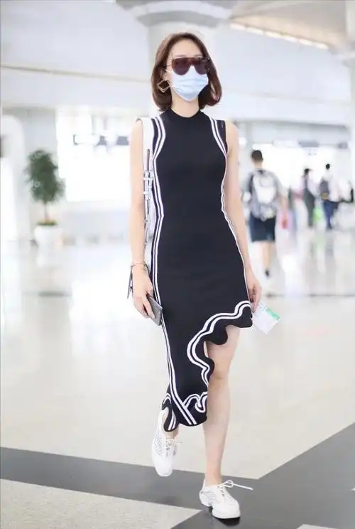 蓝盈莹穿衣太霸气露脐背心配工装短裤这蚂蚁腰太诱人了