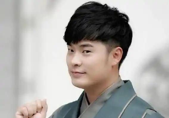 从照片中可以看出,她的身材一点都没有发福,烫着大波浪卷的她就像是一