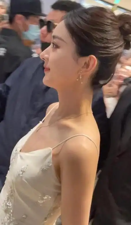 赵丽颖出席活动!穿吊带裙秀完美身材,现场人山人海人气爆棚