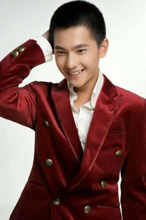 不过,杨洋出道初期的造型因