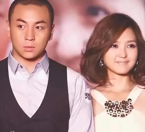 有一种差距叫释小龙何洁分手13年后一个身价过亿一个捉襟见肘