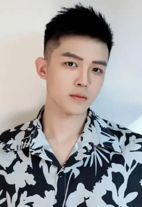 男生清爽短碎发2022,打造清爽利落的阳光男孩_发型造型_宝妈时尚生活