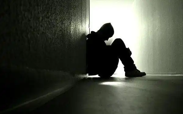 qq伤感俩字网名