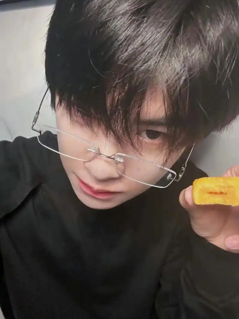 黄明昊 #眼镜杀 #可狼可奶 - 抖音