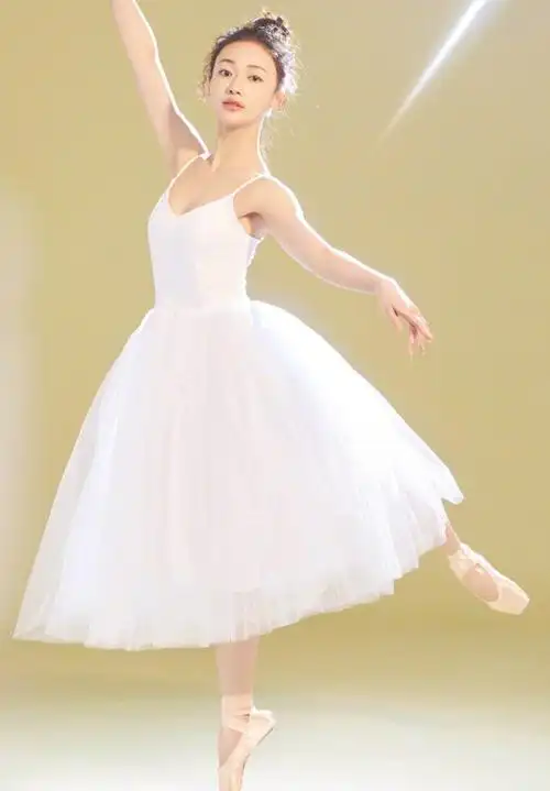 穿上白裙化身芭蕾少女的吴谨言她的美怎么这么引人注目服气