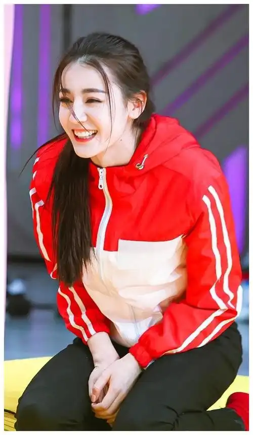 正文  分享热巴在《快乐大本营》的可爱小合集,不管是简单的运动装