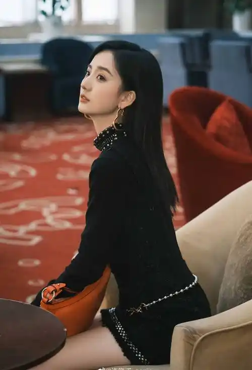 许晓诺黑色连衣裙美腿写真_网友_看法