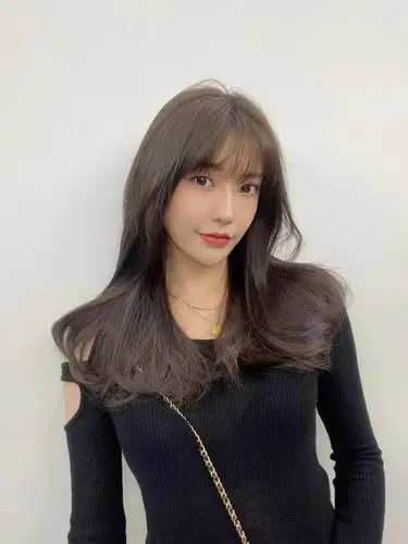 秋冬女生中长发韩式气垫烫发型