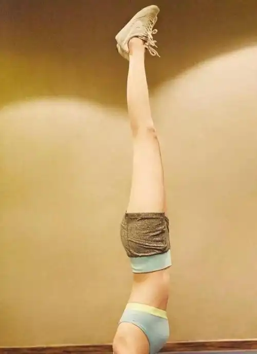 所以要开心先开筋要想冻龄就练瑜伽健身就像张俪一样34岁依然是17岁的