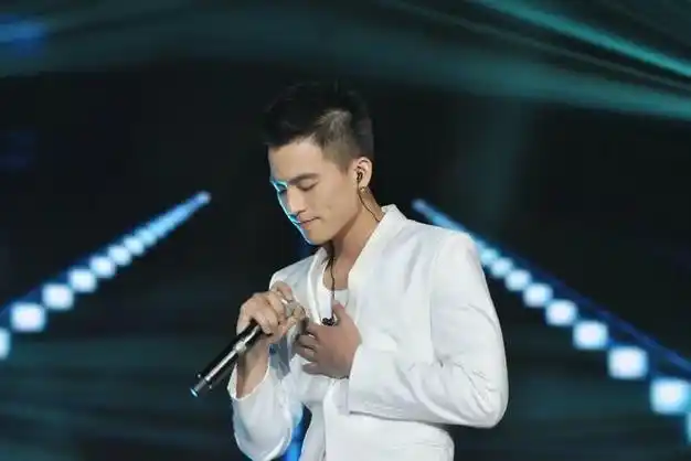 当年的《快乐男声》,正是他奋斗的开始,而站在他身后的那个"风向标"