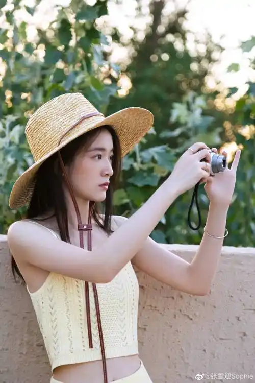 张雪迎晒照温柔甜美似初恋,身材窈窕惹人羡,小虎牙更显可爱