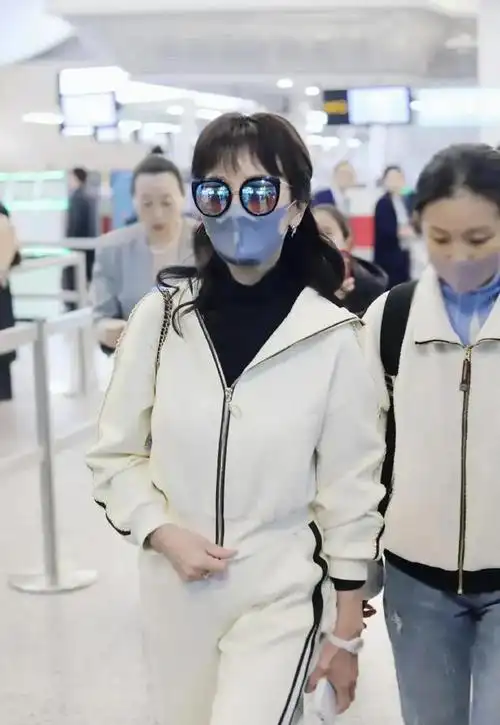 赵雅芝现身机场白色运动套装活力满满看得出这是70岁老奶奶吗