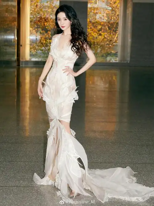 杨幂芭莎蕾丝纱裙造型