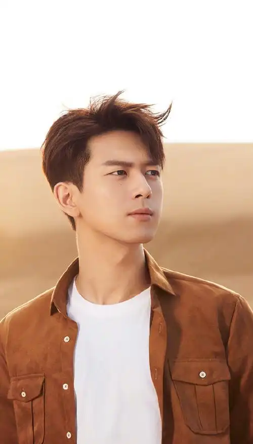 简介:李现超帅沙漠写真图片,分享一组李现图片给大家,图中的明星图片