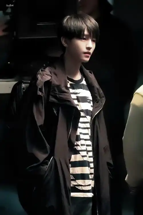 凯子上学时校服就是(我的也是7099)@tfboys-王俊凯#骆驼 王俊凯