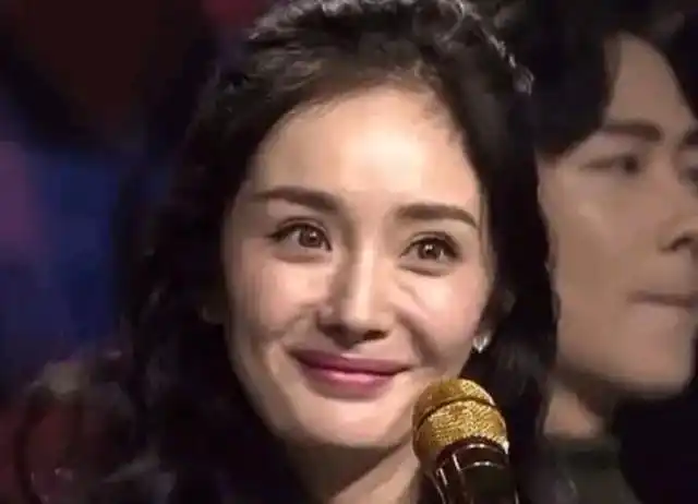 传34岁杨幂整容脸崩塌?衰老皱纹藏不住,她怎么了?