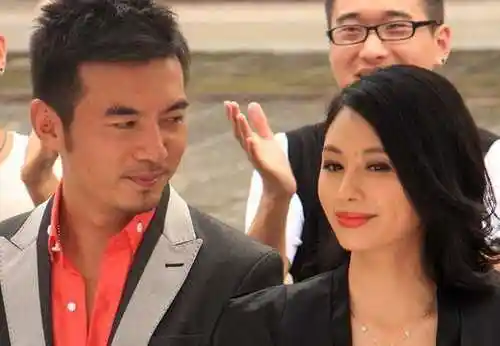 邓英蒋冰牵手出演《时尚王国》 姐弟情真入戏深