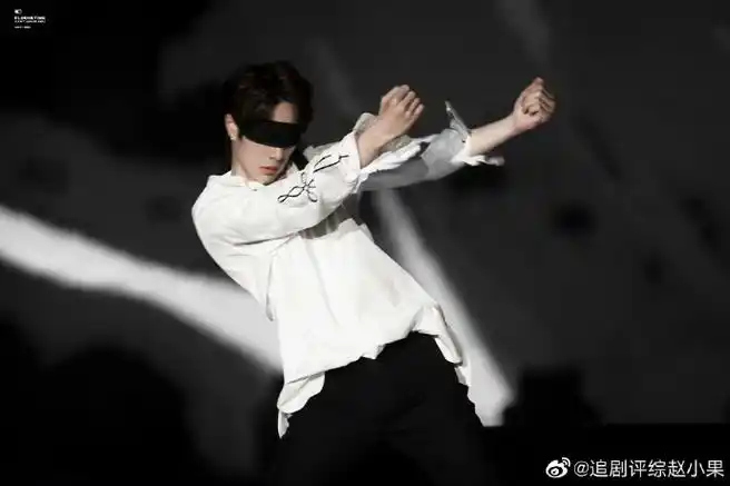 垂直入坑的舞台造型#一直很喜欢王一博的黑布蒙眼舞,半开的白衬衫