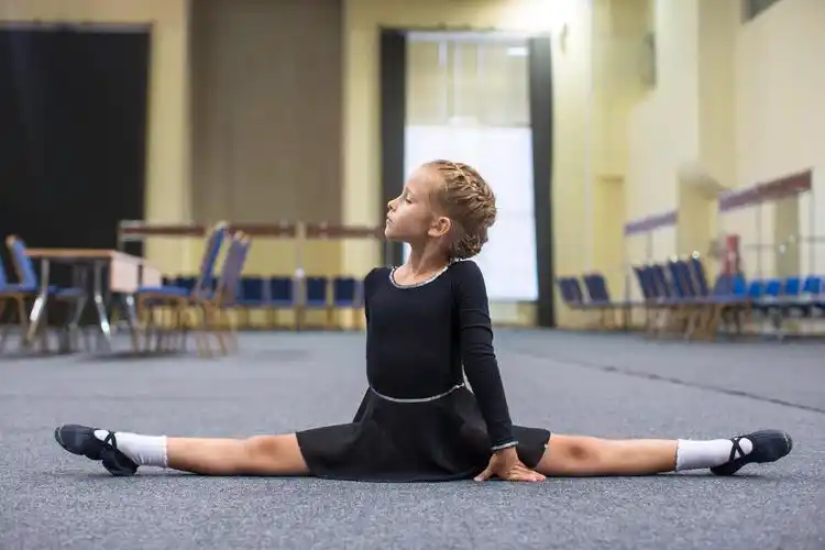 黑色衣服的小女孩一字马