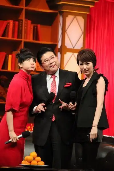 56岁主播曹可凡与妻子婚后恩爱有加儿子块头大很富态