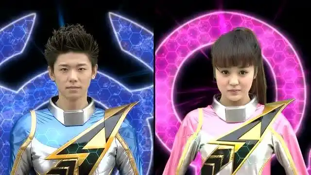 巨神战击队怪兽想刚想抓走迪小龙天战卫和梦战卫就来到了