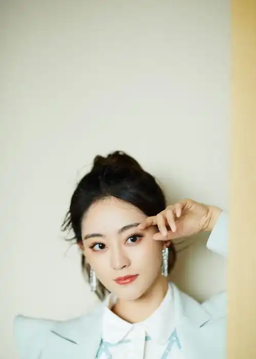 祝绪丹一身浅豆沙绿套装搭配清爽马尾阳光又俏皮甜美极了