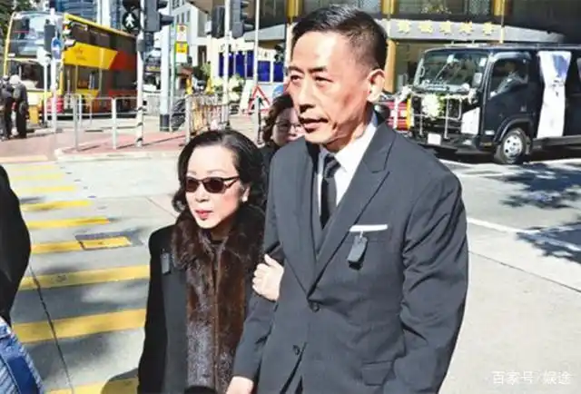 张国荣经纪人为唐鹤德庆生,唐先生气质儒雅精神好,61岁仍单身